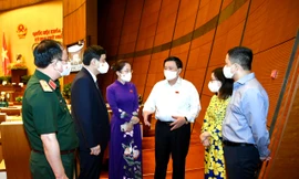 Các đại biểu trao đổi bên lề kỳ họp Quốc hội khoá XV. Ảnh Như Ý