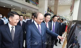 Thủ tướng Nguyễn Xuân Phúc và các đại biểu tham quan Trưng bày ảnh kỷ niệm 75 năm Ngày thành lập Thông tấn xã Việt Nam (15/9/1945-15/9/2020). Ảnh: Thống Nhất/TTXVN 