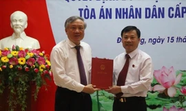 Chánh án Tòa án nhân dân tối cao Nguyễn Hòa Bình trao quyết định cho đồng chí Nguyễn Văn Dũng. Ảnh chinhphu.vn