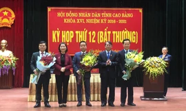 Lãnh đạo tỉnh Cao Bằng chúc mừng tân Phó chủ tịch UBND tỉnh Lê Hải Hòa (giữa)