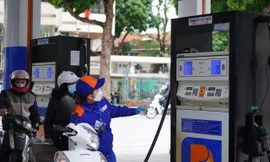 Ngoài thuế môi trường, đề xuất xem xét giảm thuế nhập khẩu với xăng 