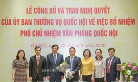 Lãnh đạo Ban Công tác Đại biểu, Lãnh đạo Văn phòng Quốc hội chúc mừng Tân Phó Chủ nhiệm Văn phòng Quốc hội Vũ Minh Tuấn. Ảnh QH
