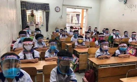 Ý kiến trái chiều trong việc học sinh đeo mặt nạ chống giọt bắn