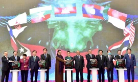 Các đại biểu bấm nút khởi động Trang Thông tin điện tử, Ứng dụng trên thiết bị di động của Năm Chủ tịch AIPA 2020