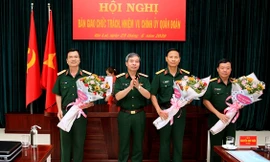 Thượng tướng Đỗ Căn trao quyết định và chúc mừng các cán bộ được bổ nhiệm chức vụ mới. Ảnh: VGP 