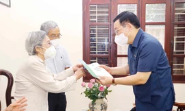 Chủ tịch Quốc hội Vương Đình Huệ và người thân trong gia đình đồng chí Lê Quang Đạo