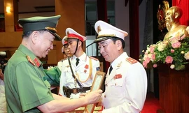 Bộ trưởng Tô Lâm trao Quyết định bổ nhiệm Thứ trưởng Bộ Công an cho ông Trần Quốc Tỏ.