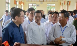 Chủ tịch Quốc hội Vương Đình Huệ thị sát các điểm bầu cử. Ảnh QH 