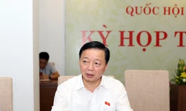 Bộ trưởng Bộ TN&MT Trần Hồng Hà trao đổi với phóng viên