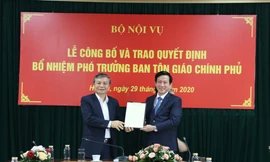 Lãnh đạo Bộ Nội vụ trao Quyết định bổ nhiệm Phó Trưởng ban Ban Tôn giáo Chính phủ cho ông Nguyễn Ánh Chức. Ảnh BNV