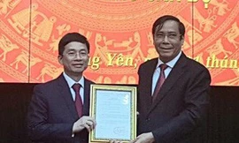Ông Nguyễn Thanh Bình trao quyết định cho ông Nguyễn Duy Hưng (trái). Ảnh: TT 