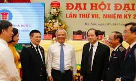 Các đại biểu trao đổi bên lề Đại hội. Ảnh Như Ý