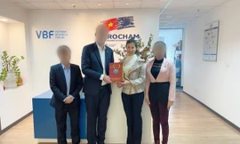 Bà Trần Huyền Trang (thứ hai, từ phải sang) được bổ nhiệm Phó Giám đốc Sở Kế hoạch và Đầu tư tỉnh Vĩnh Phúc ở tuổi 31