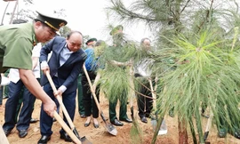 Chủ tịch nước Nguyễn Xuân Phúc cùng các đại biểu trồng cây tại Khu Di tích K9. (Ảnh: Thống Nhất/TTXVN) 