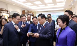 Chủ tịch Quốc hội Vương Đình Huệ thăm Trung tâm lập pháp Hồng Kiều