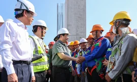 Chi trả kịp thời tiền lương, thưởng, không để người lao động 'cô đơn trên công trường'