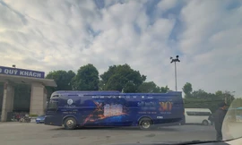 Hình ảnh chiếc xe 45 chỗ dán tràn kín ô tô tập kết tại cổng công viên Thống Nhất Hà Nội.