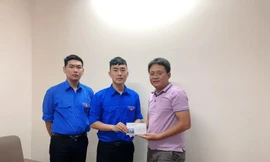 Đại diện Câu lạc bộ Sinh viên tình nguyện Học viện Kỹ thuật quân sự trao số tiền ủng hộ đồng bào lũ lụt miền Trung qua báo Tiền Phong