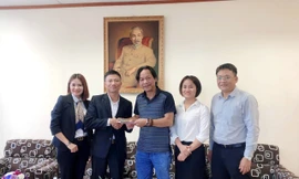 Đại diện Công ty cổ phần My Way và Công ty cổ phần Time Garden Vietnam trao tiền ủng hộ đồng bào lũ lụt tại Quảng Nam