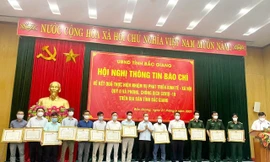 Ông Mai Sơn - Phó Chủ tịch Thường trực UBND tỉnh Bắc Giang trao tặng bằng khen cho các tập thể, cá nhân có đóng góp tích cực cho công tác phòng chống dịch tại tỉnh Bắc Giang thời gian qua.