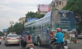 Xe quảng cáo dự án bất động sản rong ruổi trên phố