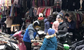 Người dân đổ xô đi mua quần áo lạnh tại các vỉa hè