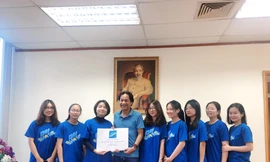 Học sinh CLB CNN Shine đến báo Tiền Phong trao tiền ủng hộ đồng bào lũ lụt miền Trung