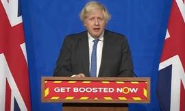 Thủ tướng Anh trong buổi họp báo về COVID-19 gần nhất cùng khẩu hiệu "Tiêm nhắc lại ngay bây giờ". Ảnh: BBC