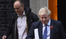 Ông Cummings (trái) từng là cố vấn thân cận của thủ tướng Anh Boris Johnson. Ảnh: Sky News.