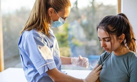 Vương quốc Anh đã phê duyệt việc tiêm vắc-xin COVID-19 cho nhóm tuổi từ 12 đến 15. Ảnh minh họa: BBC.