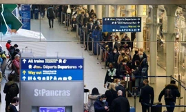 Hình ảnh hành khách xếp hàng dài để chờ tàu đi Pháp tại ga St. Pancras. Ảnh: Getty.