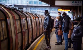 Một ga tàu điện nhẹ trên cao (DLR) ở thủ đô London. Ảnh: Evening Standard.