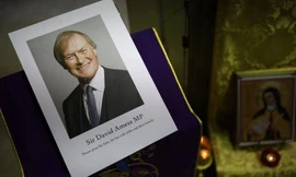 Di ảnh của cố nghị sĩ David Amess tại một nhà thờ ở thành phố Winchester, cố đô của nước Anh. Ảnh: Getty.