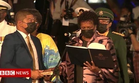 Bà Sandra Mason tuyên thệ nhậm chức và trở thành Tổng thống đầu tiên trong lịch sử Barbados. Ảnh: BBC.