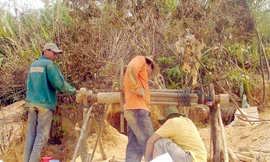 Rừng mất, nhà dân ngập cát vì khai thác titan ở Bình Định Ảnh: Việt Hương