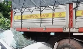 Kinh hãi cảnh xe tải mất phanh đè xe tập lái bẹp đầu