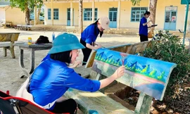 Người trẻ 'khoác áo mới' cho ghế đá cũ với hình ảnh về biển đảo, quê hương