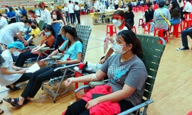 Khan hiếm máu cấp cứu và điều trị, nhiều tình nguyện viên lên bệnh viện hiến máu