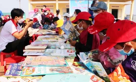 Xe thư viện lưu động đa phương tiện chở tri thức đến buôn làng vùng sâu