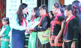 Trao tặng học bổng Vừ A Dính cho thiếu nhi dân tộc thiểu số 