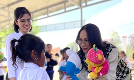 Trẻ em Buôn Ma Thuột hào hứng đổi thú bông nhận lì xì sách