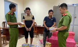 Độ chế thùng xe tải, vận chuyển hơn 400kg pháo nổ 