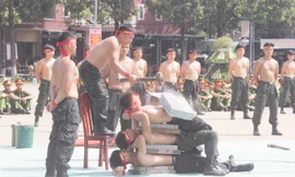 Xem công an dùng mắt uốn cong thanh sắt, lấy răng kéo xe tải