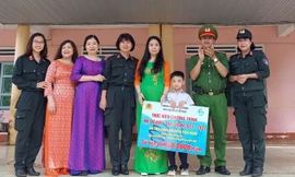 Ấm vòng tay mẹ đỡ đầu của các nữ chiến sĩ công an