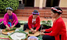 Nghệ nhân thủ phủ cà phê gói bánh chưng, giã bánh giầy dâng cúng các vua Hùng