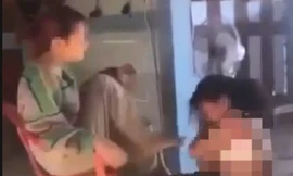 Nữ sinh liên tục 'xin lỗi' nhưng vẫn bị lột áo đánh hội đồng 