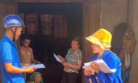 'Áo xanh' Đắk Lắk đến từng nhà phát tờ rơi, tuyên truyền pháp luật