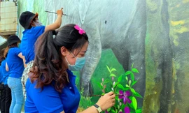 Đoàn thanh niên vẽ bức họa với chủ đề hãy làm bạn với voi