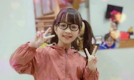 Khánh Linh dùng tiền tiết kiệm mua mì tôm ủng hộ người dân khó khăn