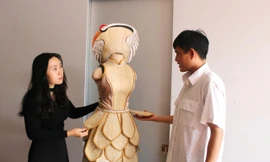 Chàng trai Ê đê làm trang phục độc đáo từ xơ mướp